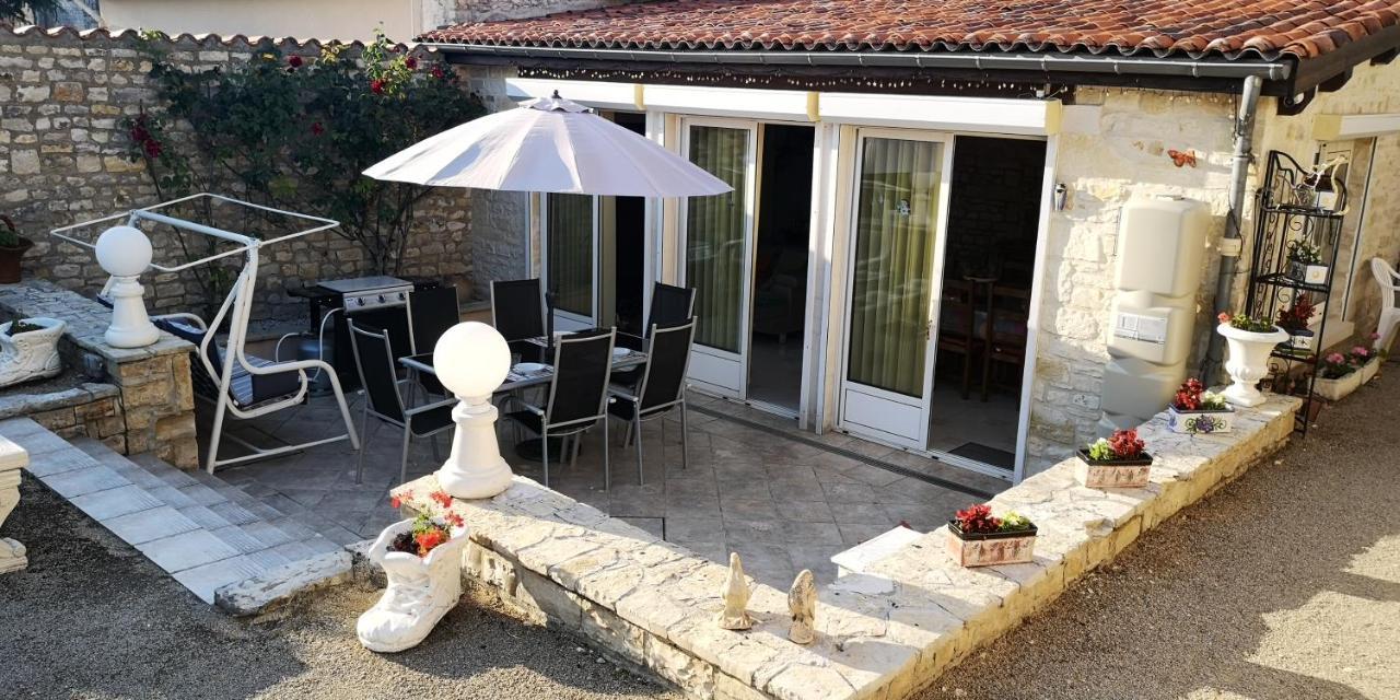 Les Quatre Saisons Villa Saint-Angeau Eksteriør bilde