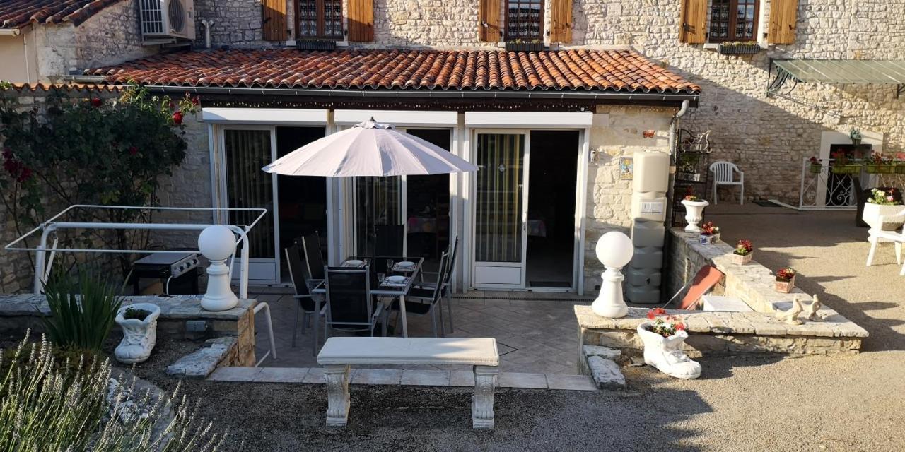 Les Quatre Saisons Villa Saint-Angeau Eksteriør bilde