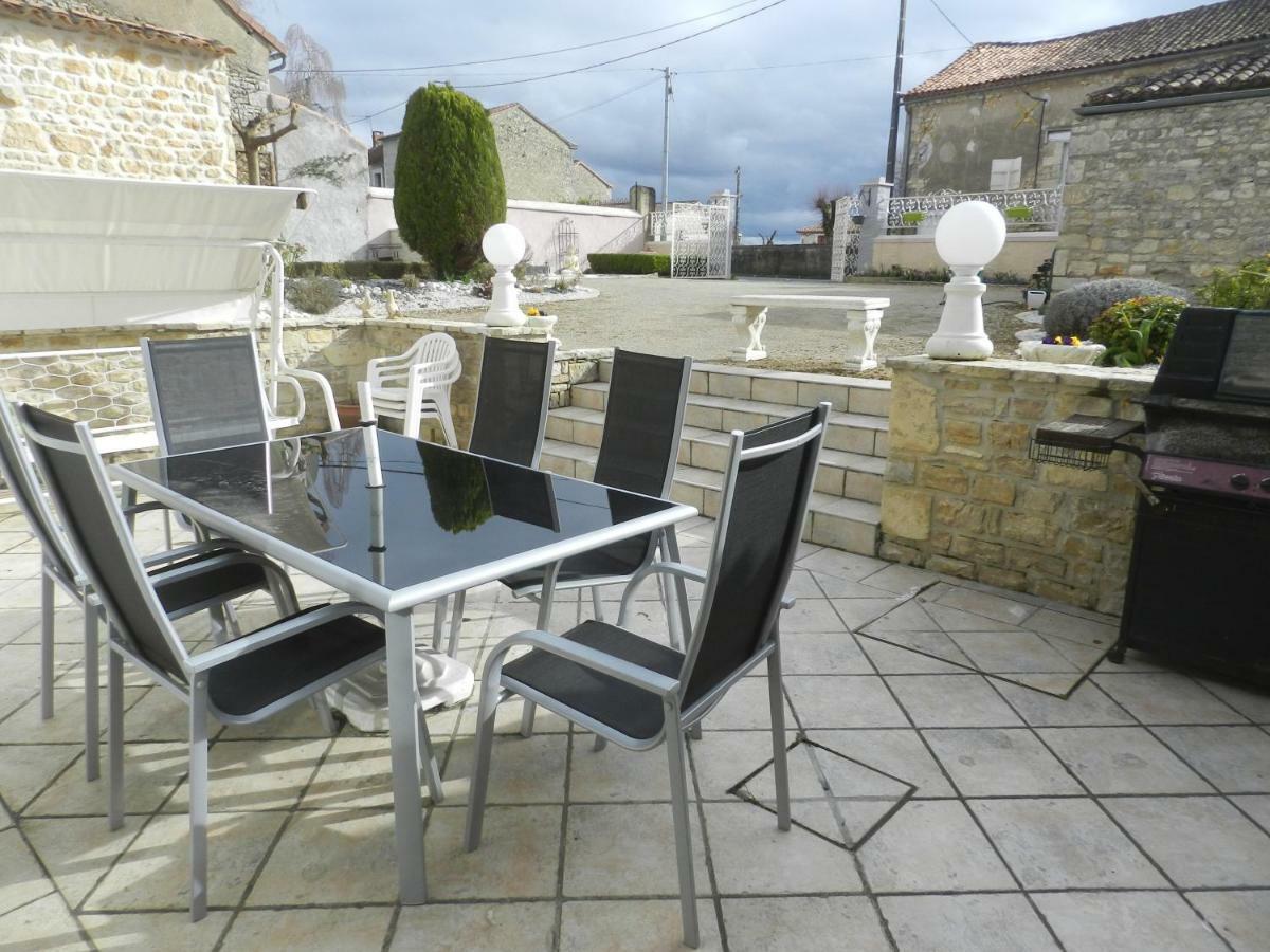 Les Quatre Saisons Villa Saint-Angeau Eksteriør bilde